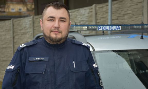 Nieprzytomna 69-latka leżała na chodniku. Pomocy udzielił jej policjant po służbie