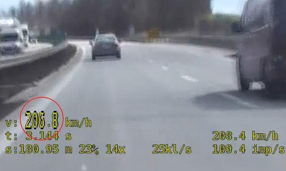 „Ścigał się” z nieoznakowanym radiowozem po autostradzie jadąc ponad 200 km/h