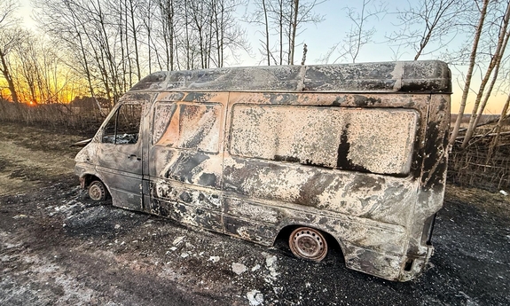 Ukradli busa z przesyłkami i spalonego porzucili w lesie