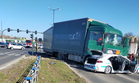 Policjanci w czasie wolnym od służby, jako pierwsi ruszyli na pomoc poszkodowanym w wypadku drogowym