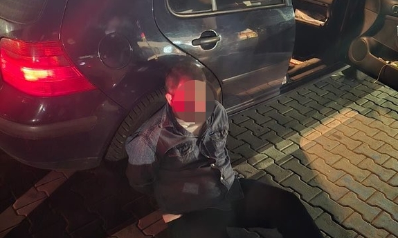 Zatrzymanie dwóch obywateli Gruzji za włamanie do samochodu