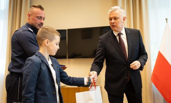 Szef MSWiA podczas spotkania z bohaterskim policjantem: Pana postawa jest inspiracją dla innych