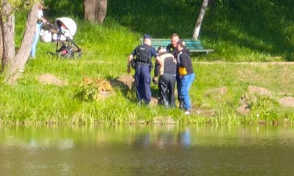 Kamiennogórscy policjanci i przechodzień uratowali seniora, który wpadł do wody