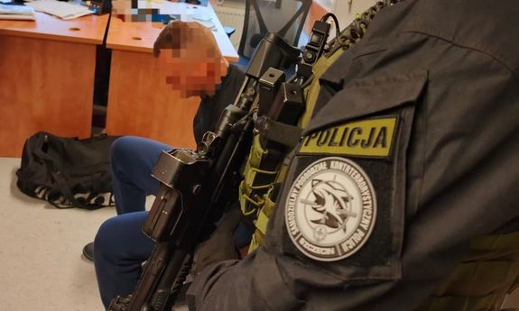 Zaatakował, groził i miał niebezpieczne przedmioty. 33-latek w rękach Policji