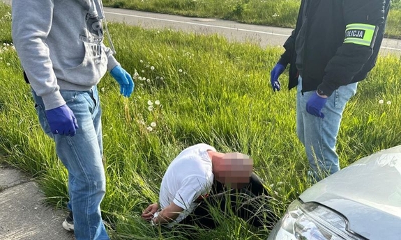 Poszukiwany 45-latek zatrzymany przez kryminalnych. Okazało się, że wspólnie z 23-latką handlował narkotykami