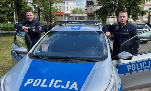Policjanci z Kłodzka, działając w myśl hasła Pomagamy i Chronimy, udzielili pomocy seniorowi