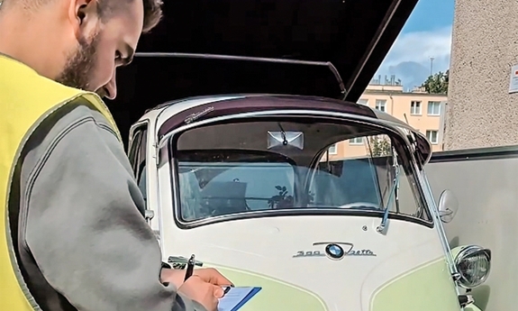 Zabytkowe BMW, ciągnik rolniczy i motocykl odzyskane przez kryminalnych