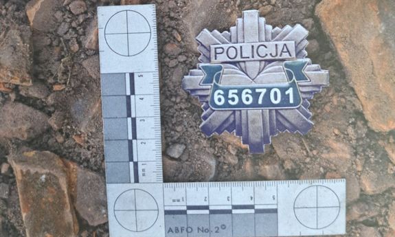 Fałszywi policjanci dokonali rozboju - ujawniono narkotyki i części z kradzionych aut