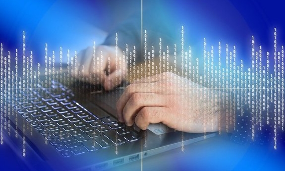 Głubczyccy policjanci rozwiązali sprawę oszustw kredytowych – 47 zarzutów dla 26-latka