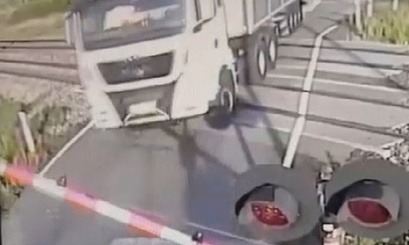 Niebezpieczne zachowanie na przejeździe kolejowym