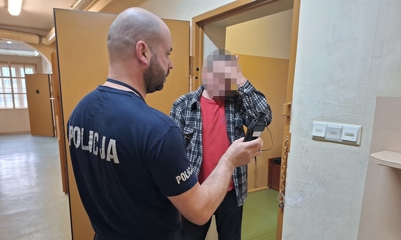 Pijany kierowca z zakazem prowadzenia pojazdów doprowadził do kolizji. Będzie sądzony w trybie przyspieszonym