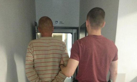 Nieodpowiedzialność za kierownicą – nietrzeźwy recydywista z zakazem prowadzenia pojazdów trafił za kratki