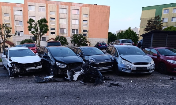 Policjanci zatrzymali sprawcę kolizji drogowej oraz dwóch poszukiwanych mężczyzn