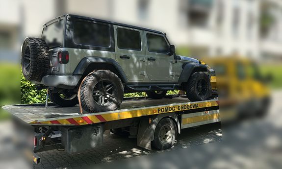 Krakowscy policjanci rozbili grupę handlującą środkami farmakologicznymi, szef grupy milionowe zyski lokował w zakup samochodów z USA