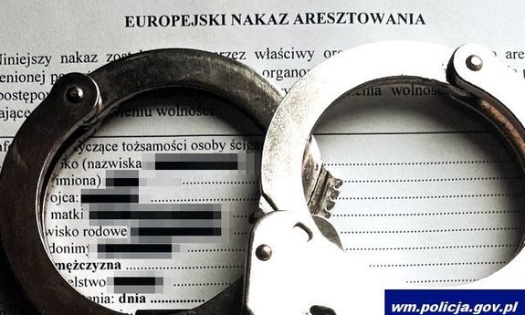 Był poszukiwany europejskim nakazem aresztowania w Belgii i listem gończym Polsce. Został zatrzymany w Morągu