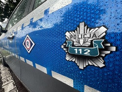 7-letni chłopiec bez opieki wjechał rowerem pod samochód