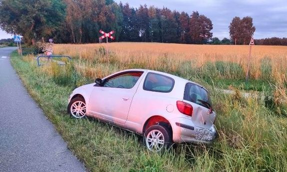 Wjechał autem do rowu - gdy pijany kierowca próbował z niego wyjechać, został zatrzymany przez policjanta będącego w czasie wolnym od służby