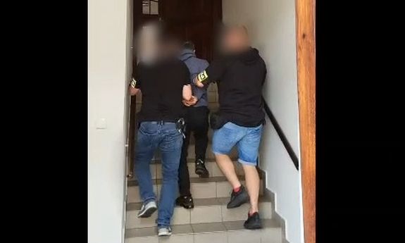 Dzięki kryminalnym trzej włamywacze oglądają świat zza krat