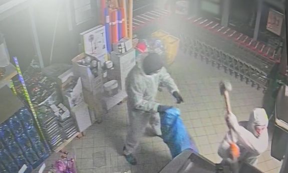 Włamywali się do sklepów w kombinezonach malarskich, wykorzystując do tego młot i... samochód