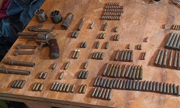 Zgłosił włamanie do domu. W środku policjanci odkryli... arsenał!