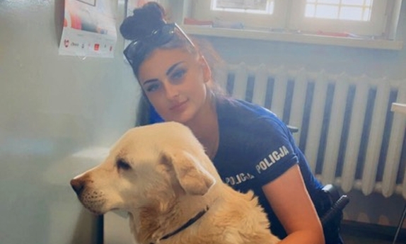 Policjantki z Potęgowa uratowały psa, który wpadł do głębokiego wykopu