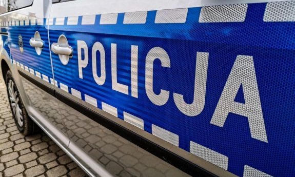 Zostawił dziecko w samochodzie i poszedł się bawić