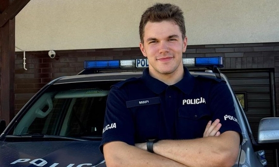 Policjant w drodze do służby udzielił pomocy poszkodowanemu w zdarzeniu drogowym