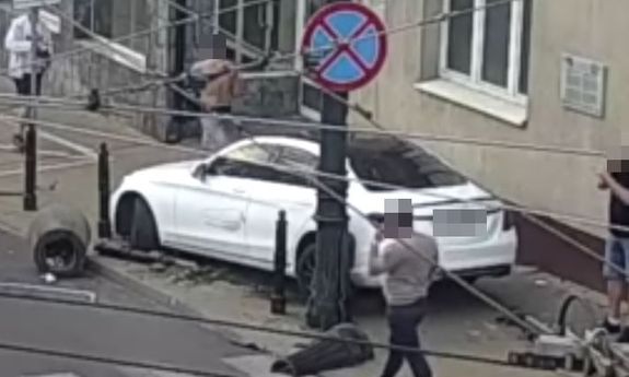 Pijany kierowca staranował sygnalizator