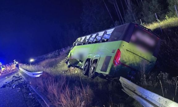 Wypadek na drodze S7 - zderzenia pojazdu ciężarowego z autobusem