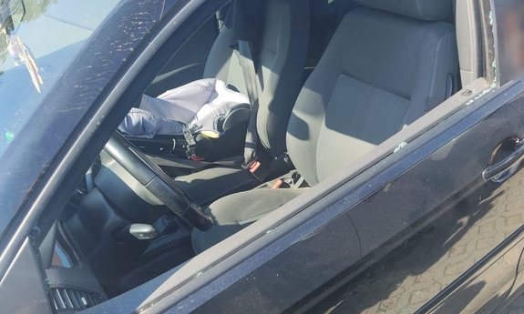 Dzielnicowi pomogli kobiecie, której niemowlę zostało zatrzaśnięte w samochodzie