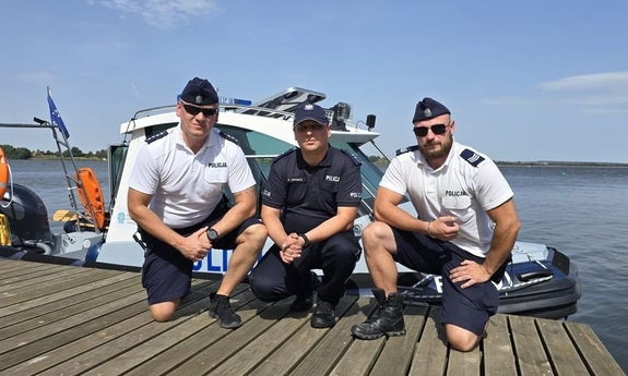Akacja ratunkowa na zbiorniku wodnym! Policjanci wydostali ze stawu dwie kobiety i dziecko w wieku 2,5 roku