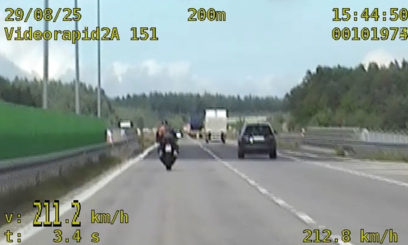 Pędził na motocyklu autostradą z prędkością przekraczającą 210 km/h, spiesząc się do dziewczyny. Został ukarany mandatem w wysokości 5 tysięcy złotych