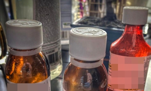 Kolejna skuteczna realizacja szczecińskich policjantów z Wydziału do Walki z Przestępczością Narkotykową - 120 litrów pochodnych opioidów w płynie nie trafi na rynek