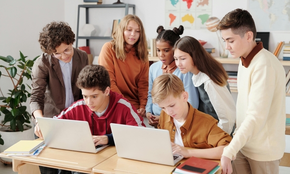 Poradnik – BEZPIECZNA SZKOŁA