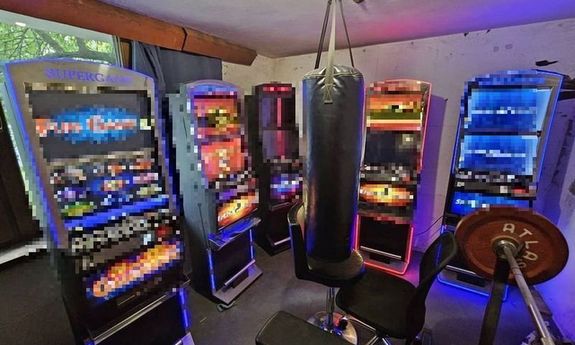 Narkotyki, broń i nielegalne automaty do gier - policjanci z Jeleniej Góry zatrzymali 44-latka