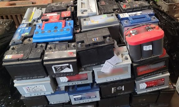 Samochód uginał się pod ciężarem skradzionych akumulatorów, a podejrzani wpadli w ręce kryminalnych z Jawora