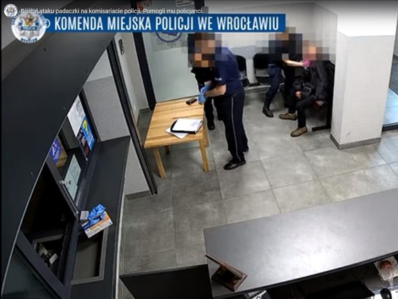 Nieoczekiwana akcja ratunkowa policjantów ze Starego Miasta - uratowali życie mężczyźnie z atakiem padaczki