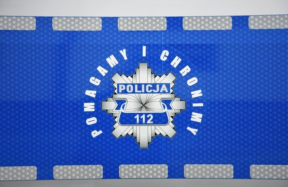 Policyjna para pomogła jadącej hulajnogą elektryczną dziewczynce, poszkodowanej w zderzeniu z osobówką