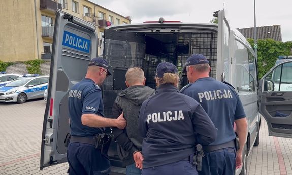 Chciał udusić żonę taśmą, po czym uderzyć w drzewo powodując wypadek