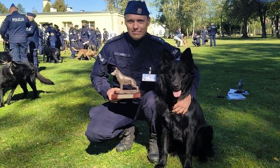 Niezawodny nos i stalowe nerwy! Szczeciński duet policyjny – mł. asp. Michał Szczesiak i pies TAG – najlepsi w Polsce!