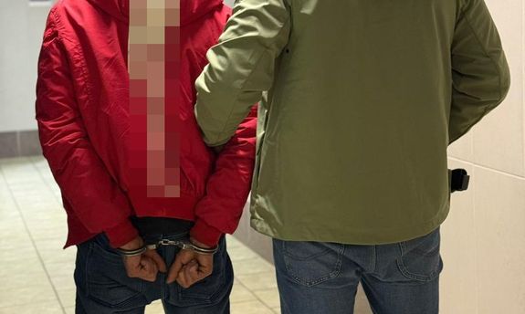 Tytoń i papierosy bez skarbowych znaków akcyzy zabezpieczyli policjanci. Do sprawy zatrzymany 26-latek