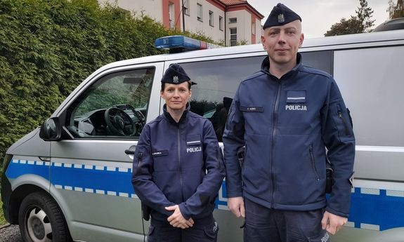 Małżeństwo z Niemiec podziękowało oświęcimskim policjantom za udzieloną pomoc