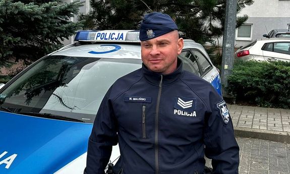 Policjant poza służbą udzielił pomocy poszkodowanemu w zdarzeniu drogowym