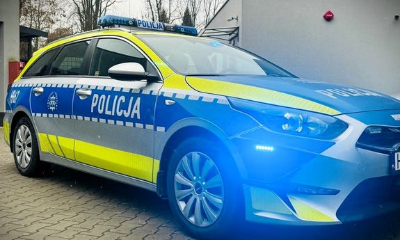 Policyjny radiowóz pogryziony podczas interwencji – sprawca już poza granicami Polski