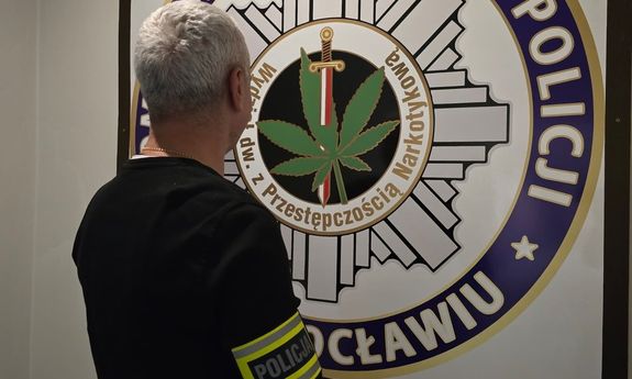 Stanowcza reakcja policjanta po służbie zapobiegła utracie pieniędzy przez oszukaną seniorkę