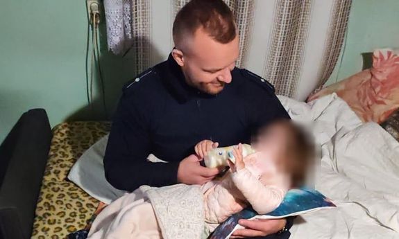 Zatrzymani nietrzeźwi rodzice. Policjanci zaopiekowali się 2-latką