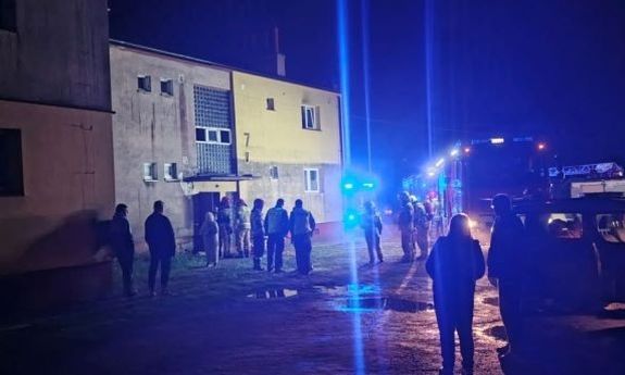 Policjanci uratowali mieszkańców z zadymionego budynku
