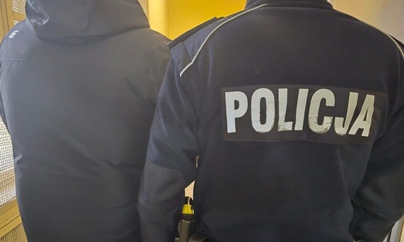 Agresywny 55-latek zatrzymany po ataku na policjanta. Decyzją sądu został tymczasowo aresztowany