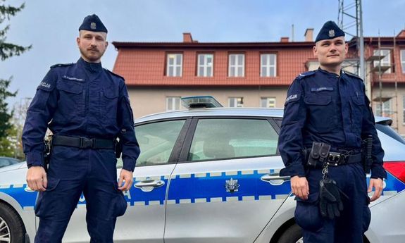 Policjanci z puckiej patrolówki uratowali mieszkańców z płonącego bloku