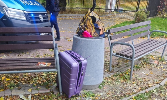 Policjanci odzyskali skradzioną walizkę, złodzieje usłyszeli zarzuty, a pokrzywdzona zdążyła na samolot